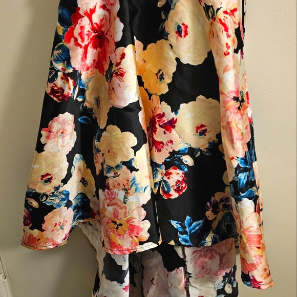 Beautiful floral dress - Picture 6 of 7